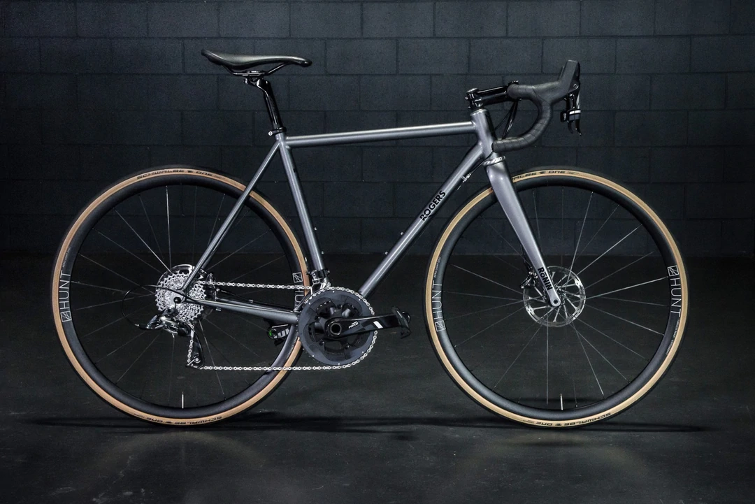 Silniční kolo s kotoučovými brzdami osazené výplety HUNT Aero Light Disc