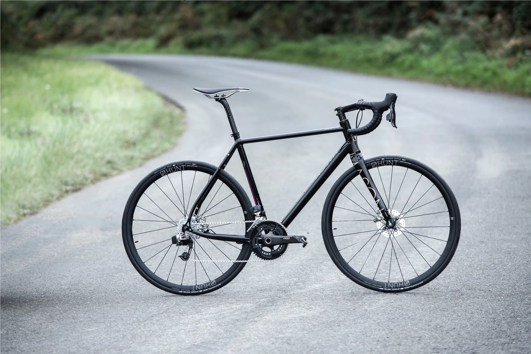 Silniční kolo s výplety HUNT Aero Light Disc na silnici