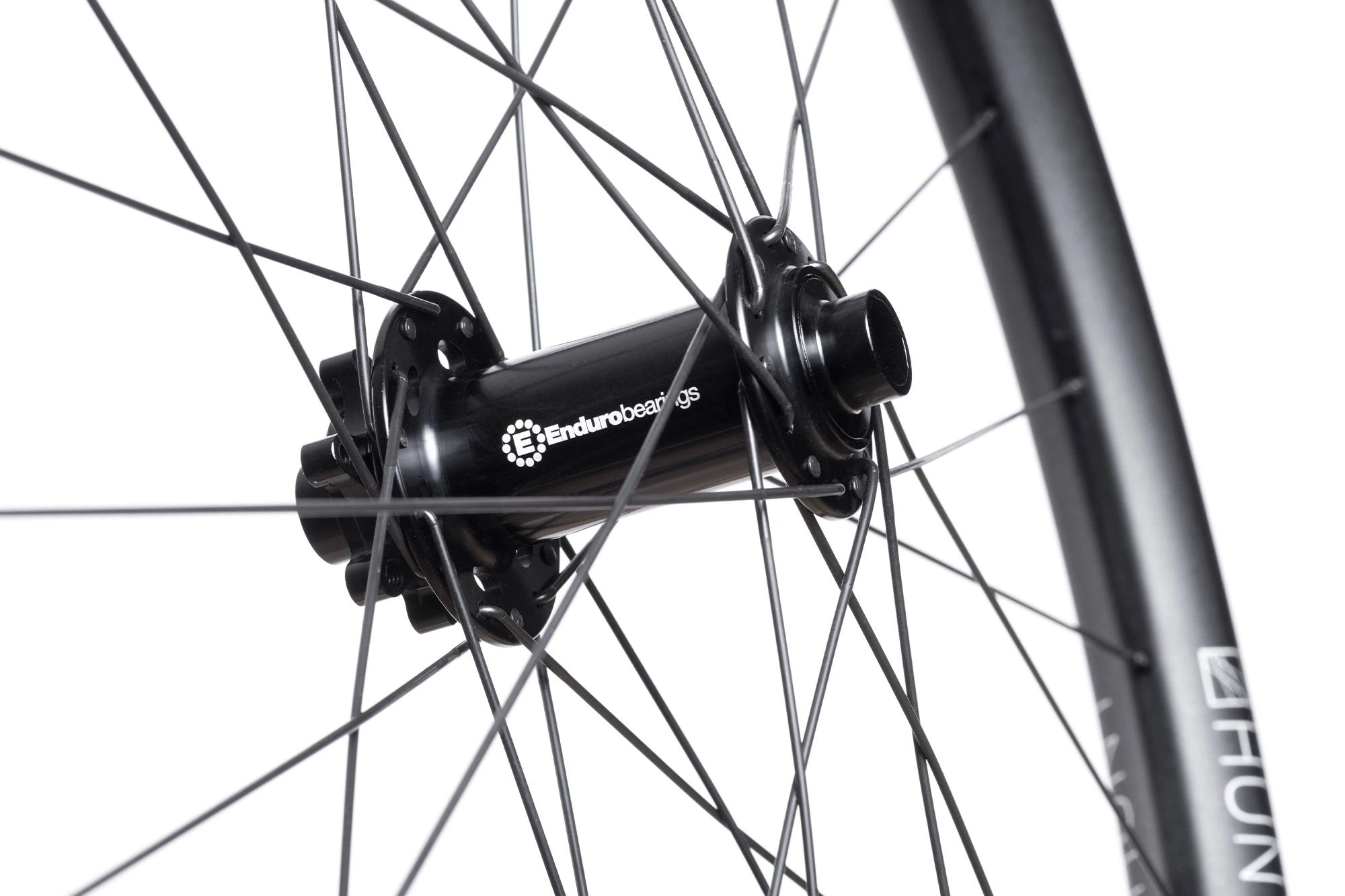 Detail zapletených kol HUNT Enduro V3 Mullet MTB