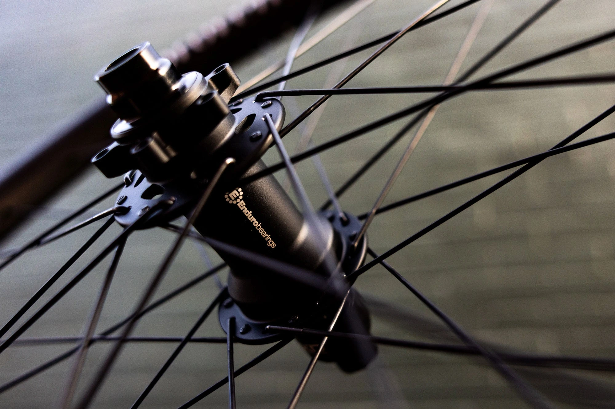 Náboj s logem Enduro Bearings a paprsky, zapletená kola HUNT Proven Carbon Enduro H_Core V3 MTB Mullet