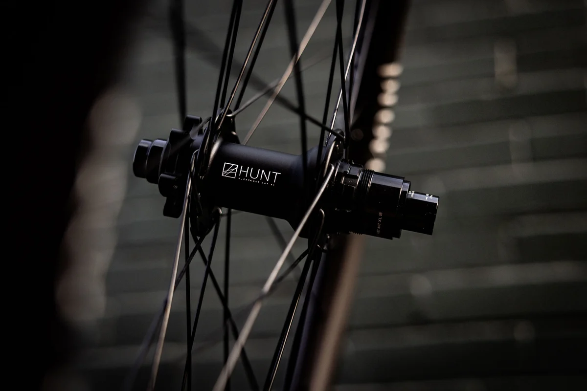 Detail zadního náboje H_Ratchet XL s tělesem volnoběžky, kola HUNT Proven Carbon Enduro H_Core V3 MTB Mullet