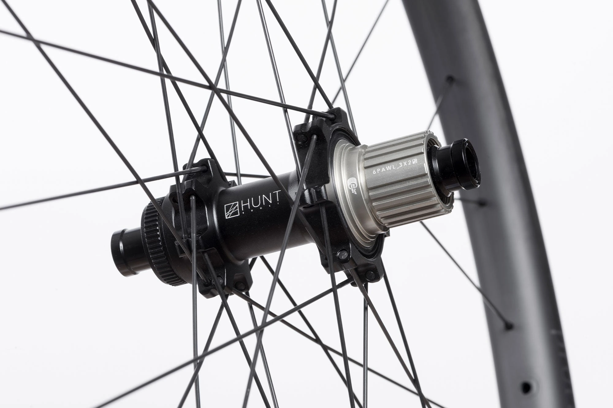 Detail zadního náboje HUNT Boost s tělesem volnoběžky 6PAWL_3X2, kola HUNT Proven Carbon Trail H_Core