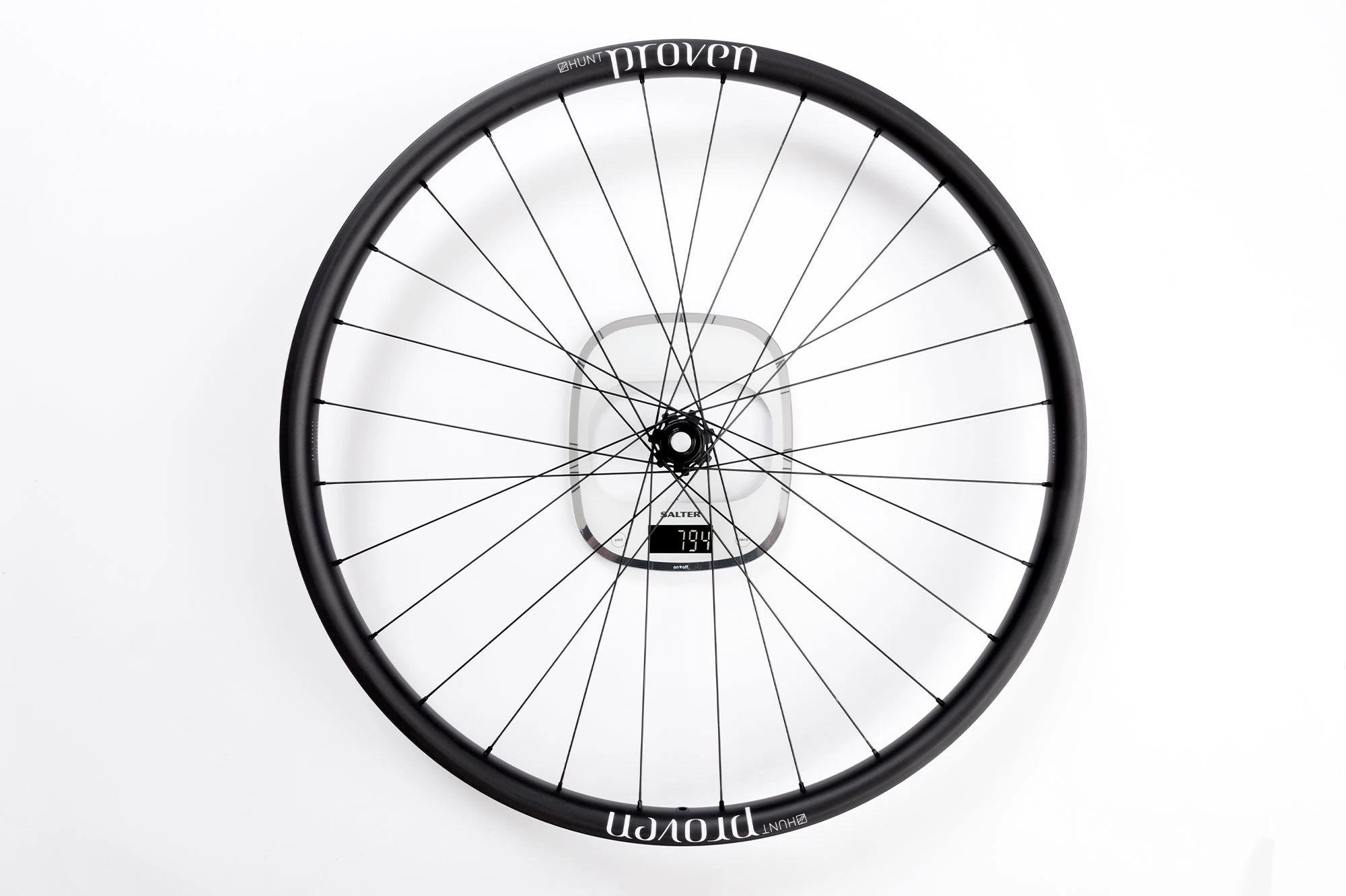 Přední kolo HUNT Proven Carbon Trail H_Core na váze s údajem 794 g