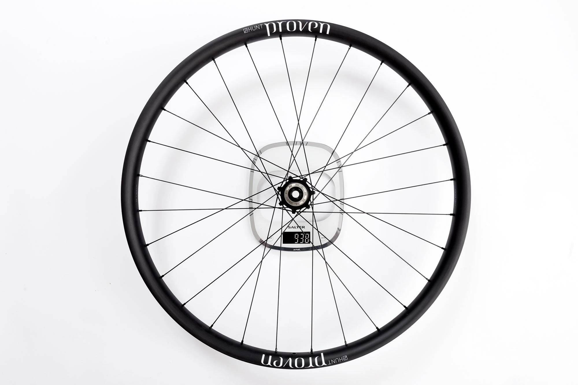 Zadní kolo HUNT Proven Carbon Trail H_Core na váze s údajem 938 g