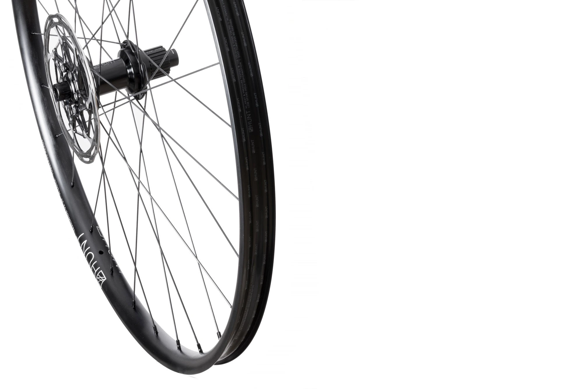Zadní kolo HUNT Trail Wide MTB Mullet s kotoučem a tělesem volnoběžky, šikmý pohled na ráfek