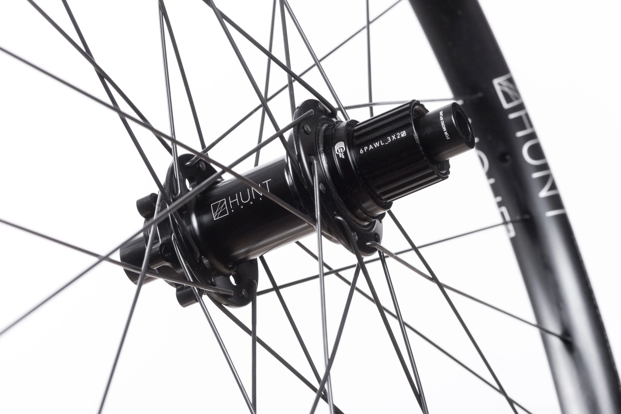 Detail zadního náboje HUNT Boost s tělesem volnoběžky 6PAWL_3X2, kola HUNT Trail Wide MTB Mullet