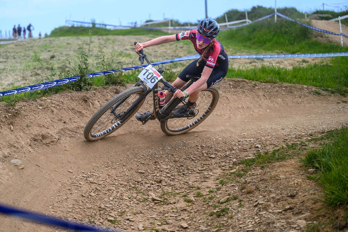 Detail kol HUNT Proven Race XC při jízdě v terénu