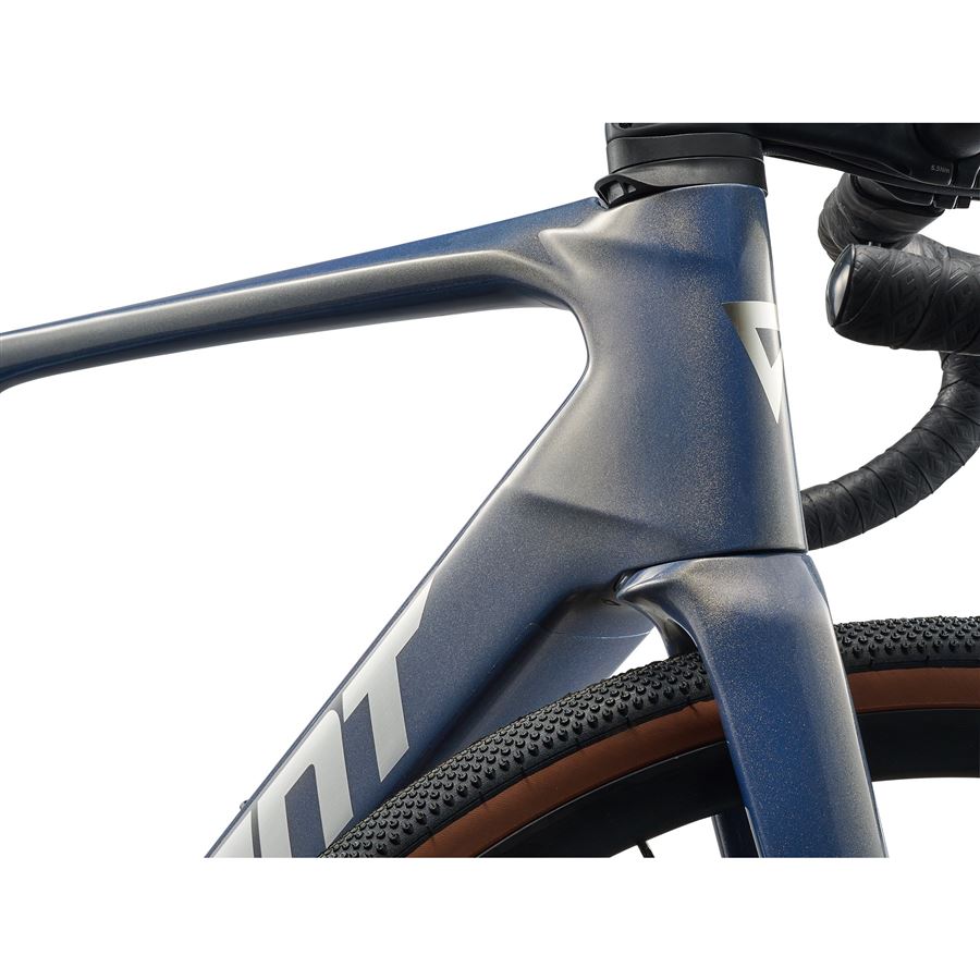 Detail karbonového rámu Giant Defy Advanced E+ Elite AR