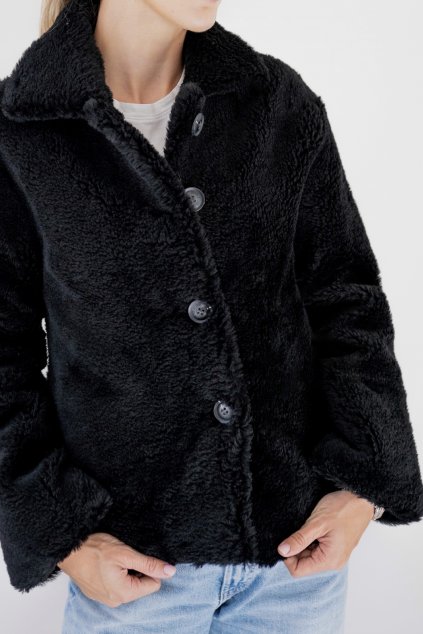 Černý krátký kabát z ovčí vlny