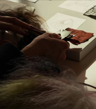 Behind the scenes of something new. Materiály, proporce, detaily. Všechno začíná u stolu v ateliéru. Značka se posouvá....