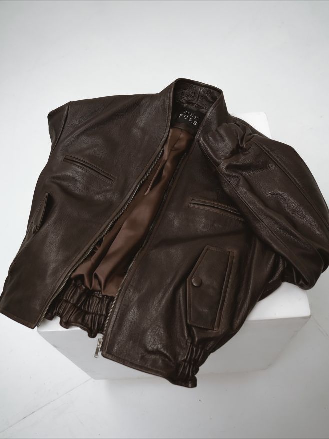 The Jet Bomber – prémiová kožená bunda z jumbo lambskin. Ikonický střih. Moderní silueta. Nadčasová investice. Luxusní...