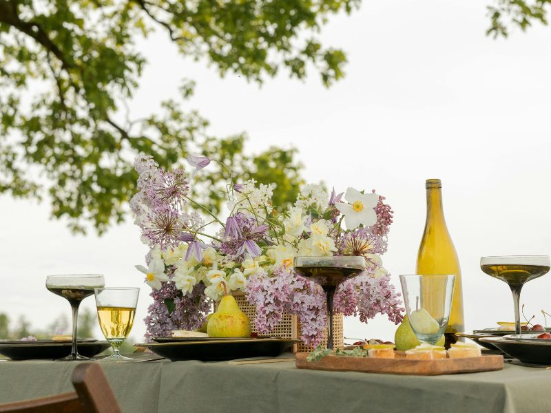 Jarní probuzení se sklenkou v ruce ve stylu Fine Labels