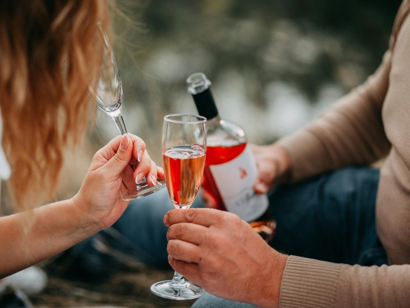 Rosé není jen letní záležitost: 5 důvodů, proč si ho užít i na podzim