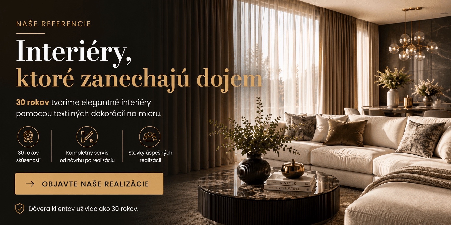 Ušité záclony a závesy v že istých farbách na okne