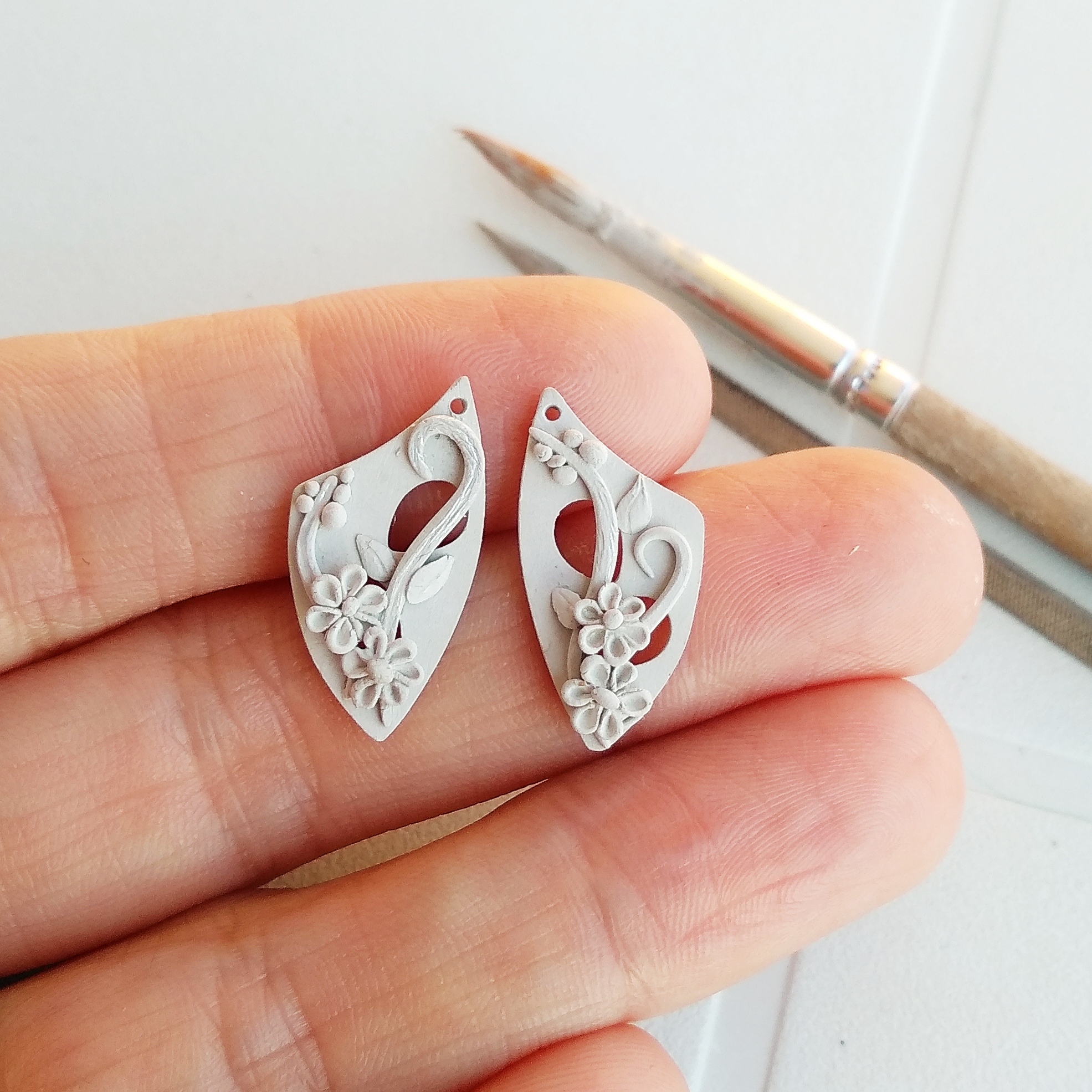 Na začiatku je hlina, na konci šperk z rýdzeho striebra