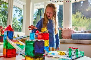 Staviame zas a znova, a znova, a znova. 🎁 Darček, ktorý deti neomrzí! Magna-Tiles podporujú kreativitu, logiku aj jemnú...