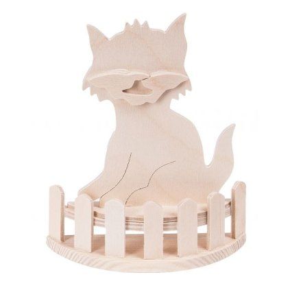 drewniany kotek za plotkiem