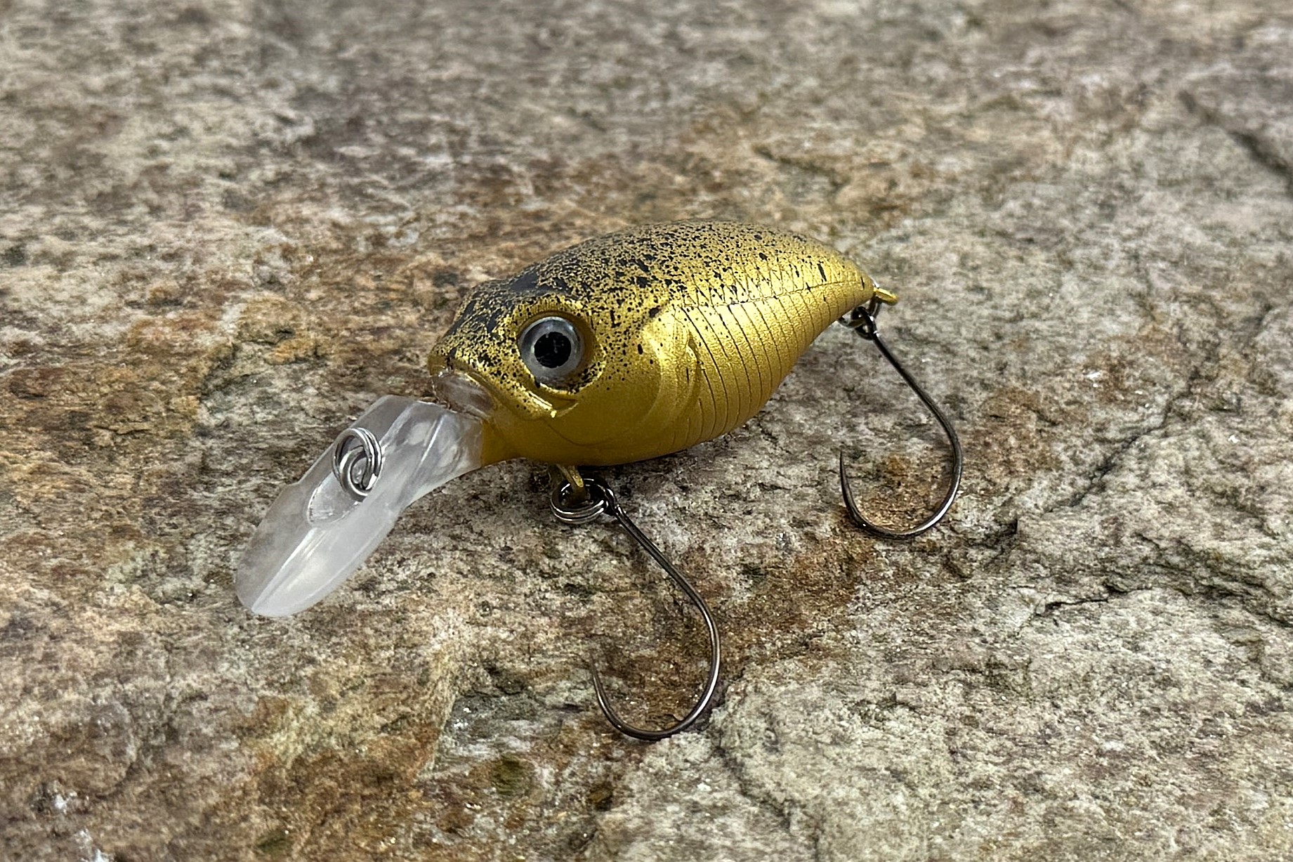 LOV PSTRUHŮ S UMĚLÝMI NÁSTRAHAMI: OD VOBLERŮ PO TŘPYTKY NA ŘECE I RYBNÍCE