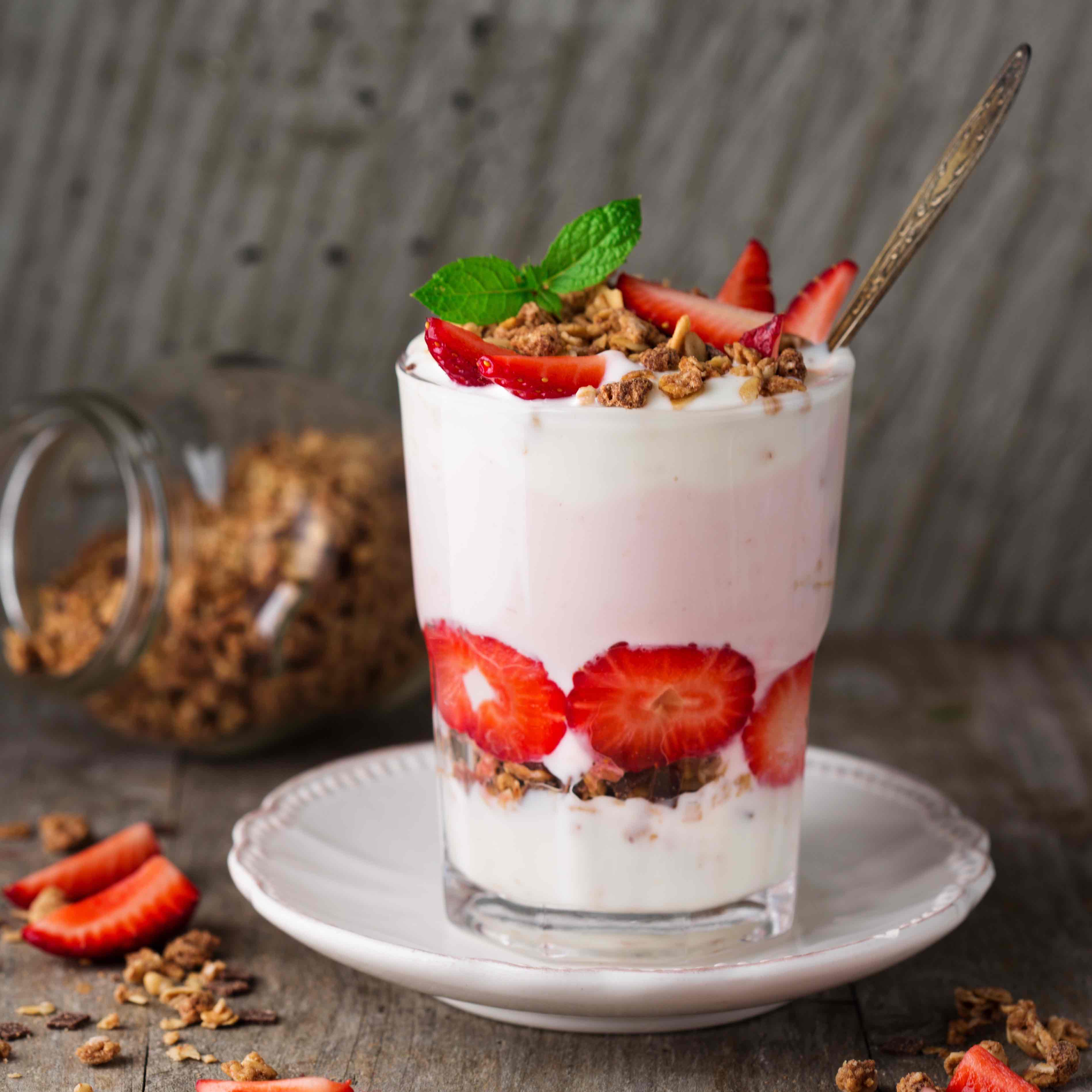 Jahodový shake s granolou 