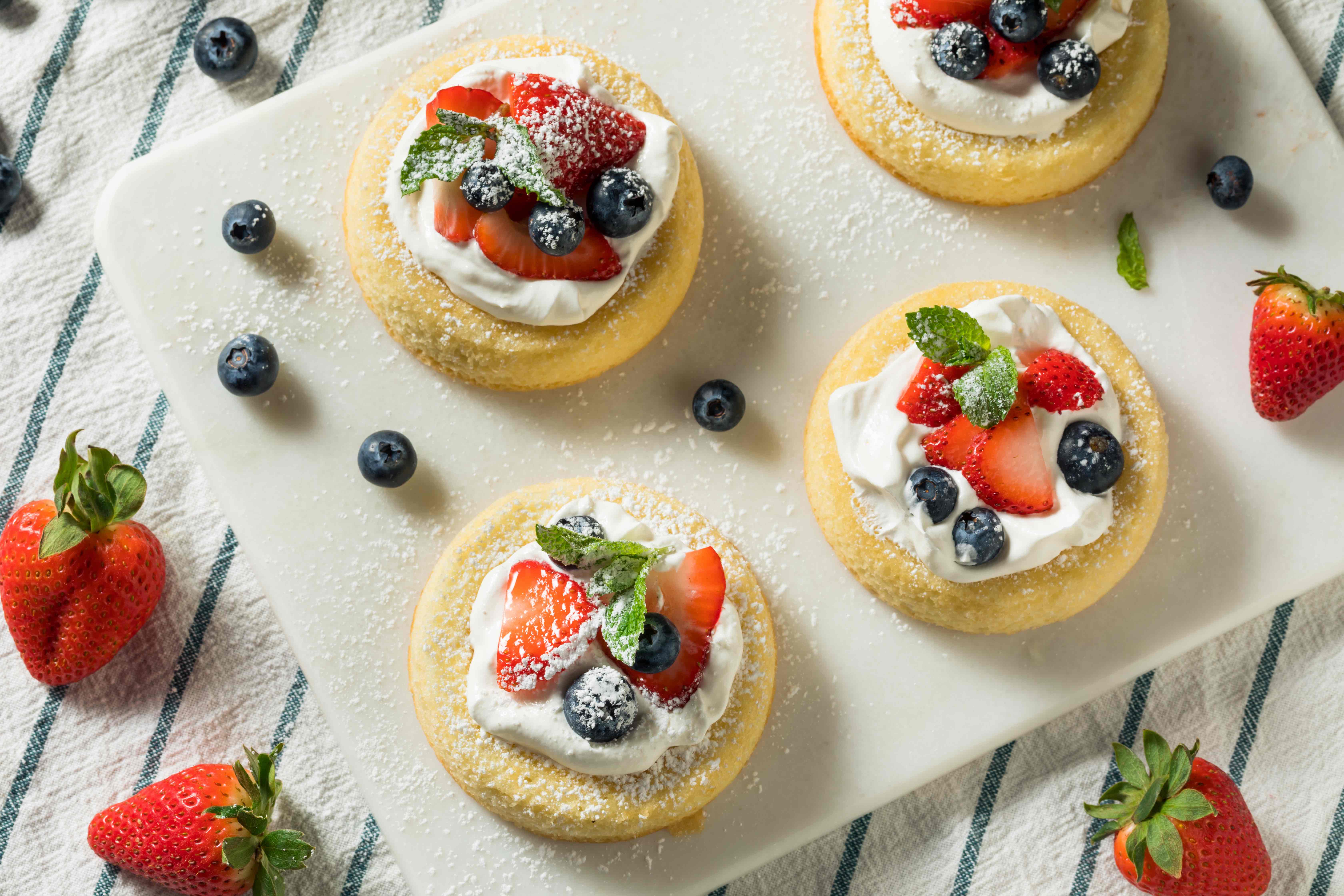 Banánový mugcake s jahodami a borůvkami 