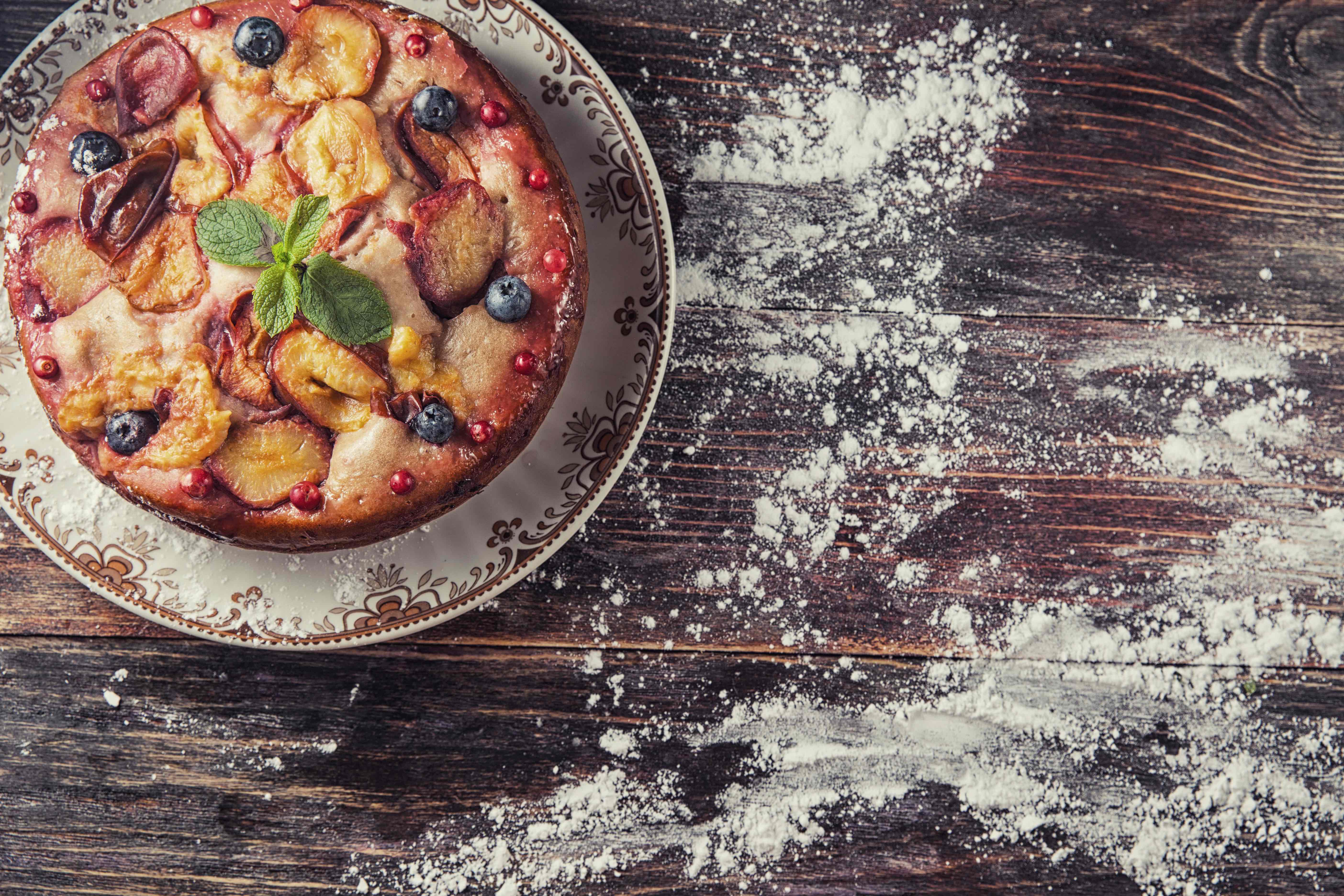 Švestková buchta s borůvkami a rybízem 