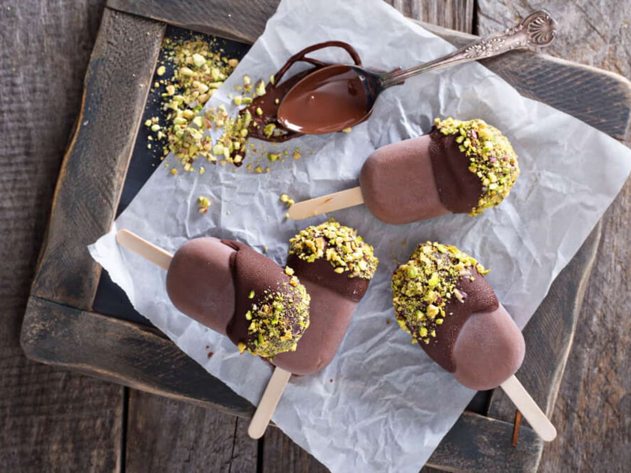 Čokoládové proteinové nanuky s drcenými pistáciemi