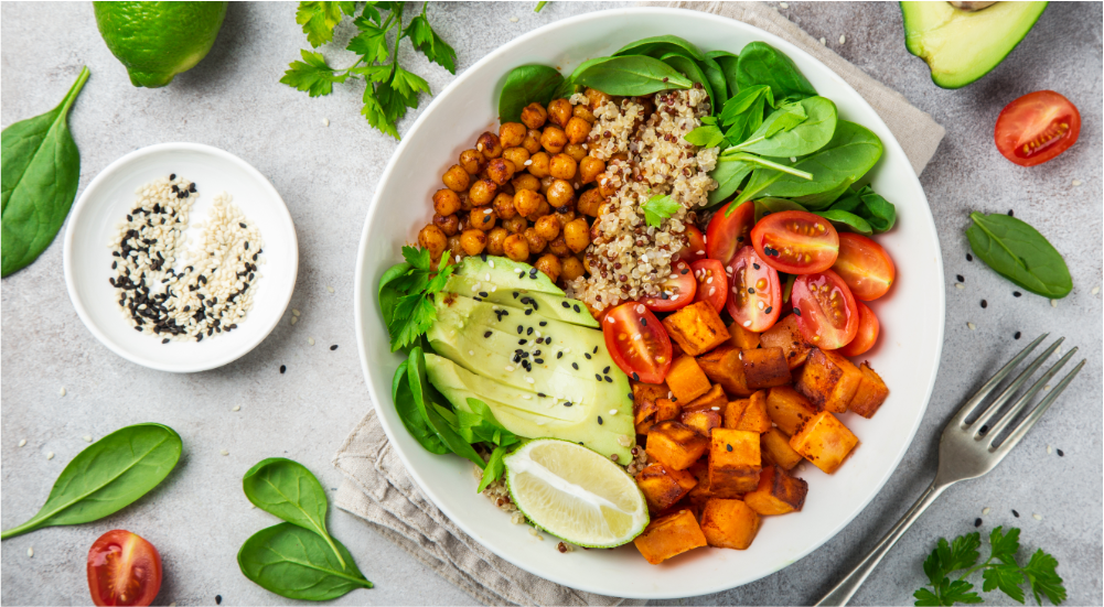 Buddha bowl s quinoou, tofu a zeleninou