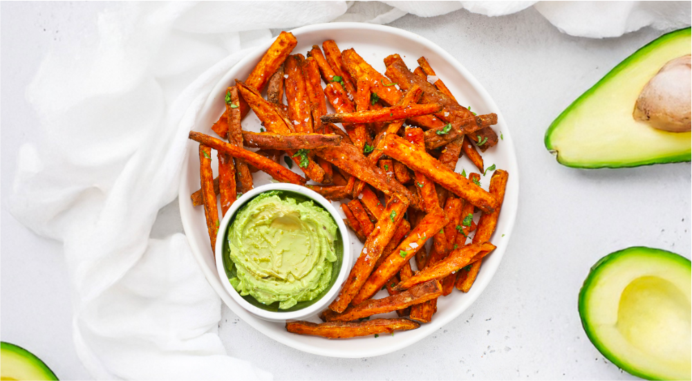 Křupavé batátové hranolky s krémovým avokádovým dipem