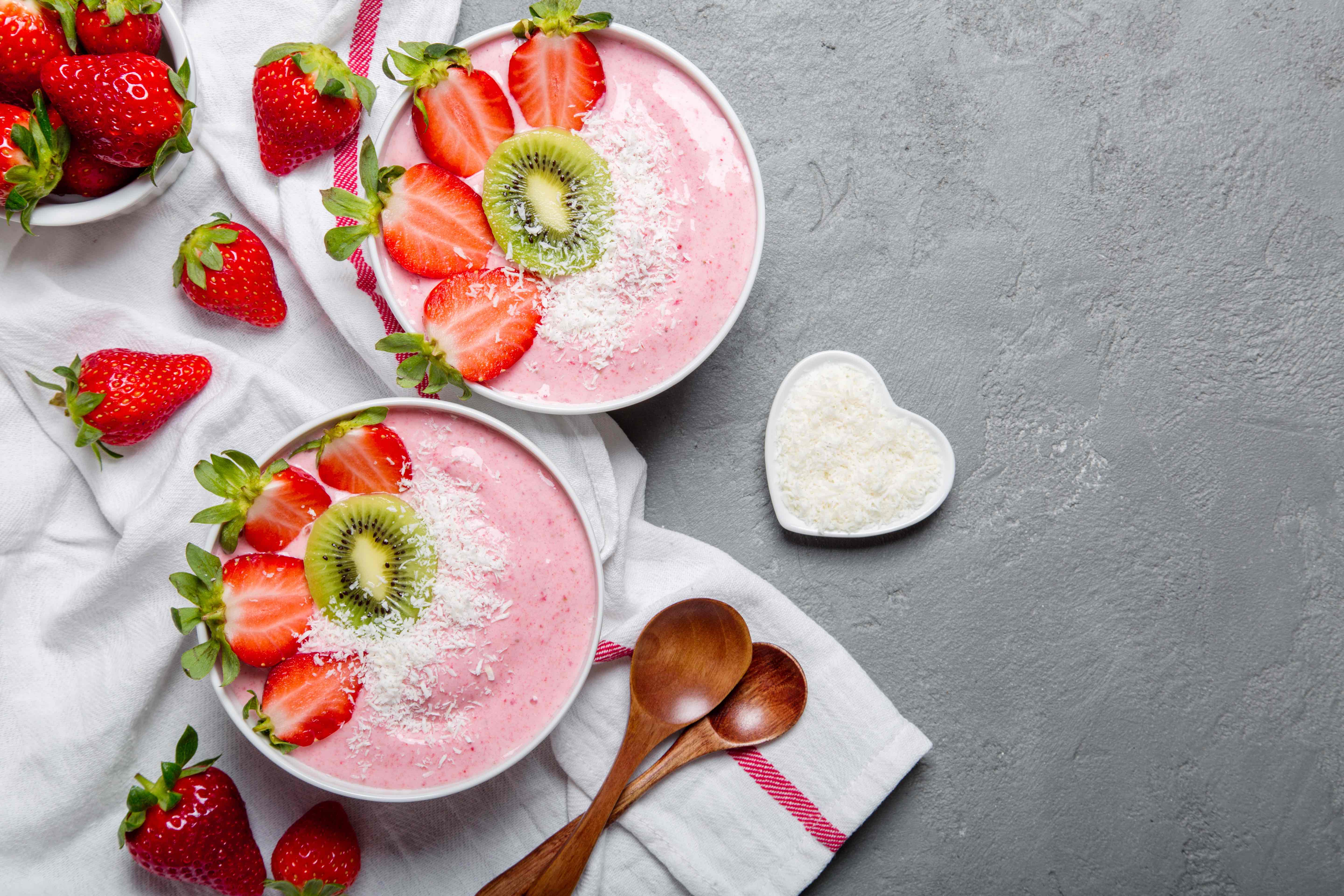 Fit-day jahodová smoothie miska s kiwi