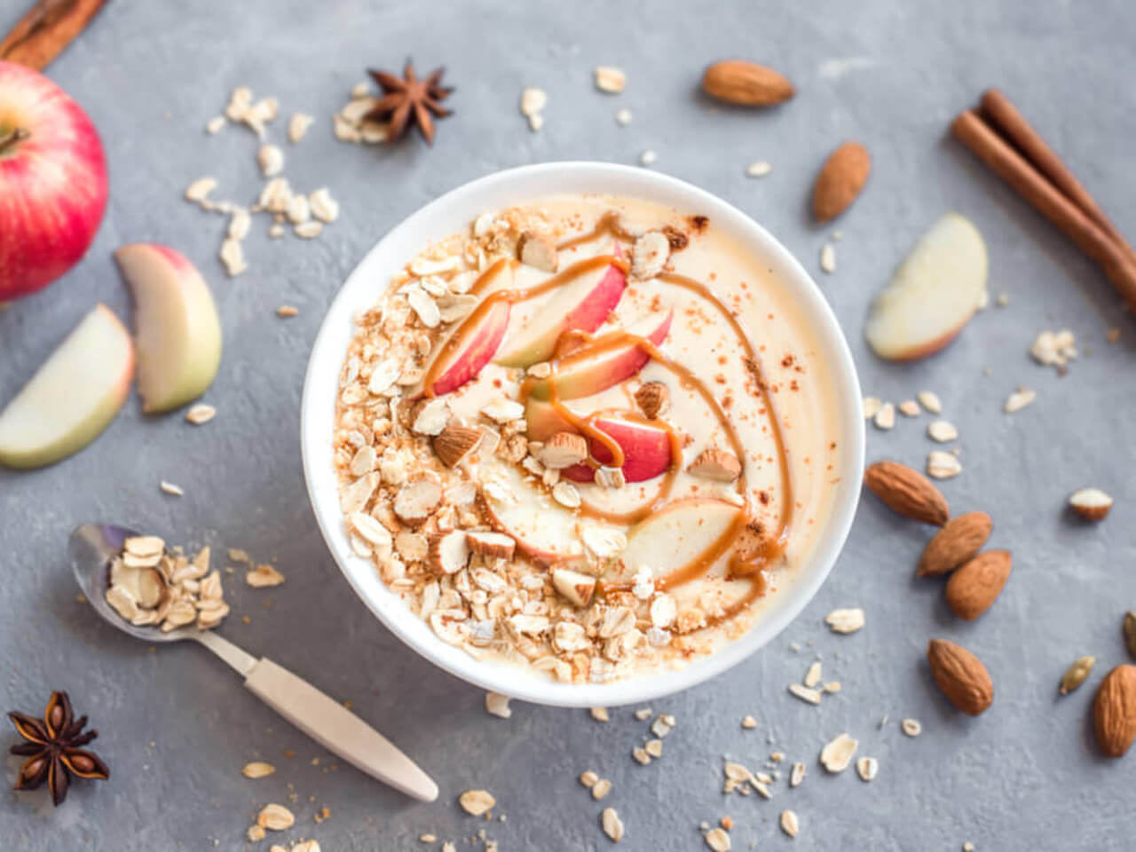 Ořechová smoothie bowl s jablky a kávou - začněte svůj den správně