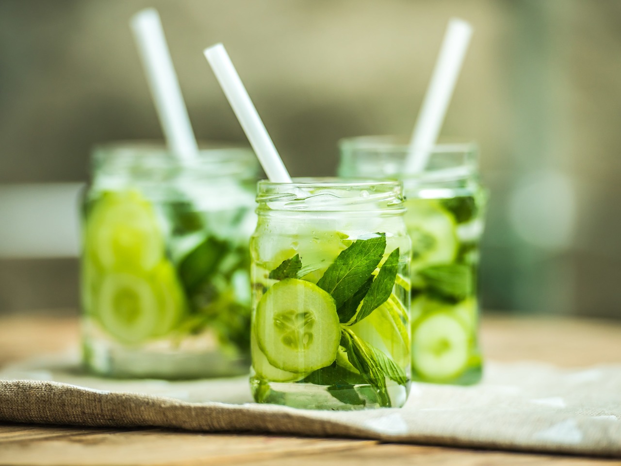 Domácí okurkové smoothie s limetkou a mátou