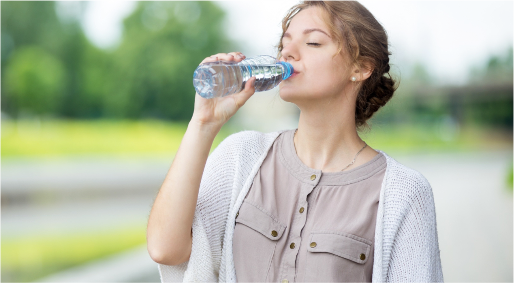 Pití vody a hubnutí: jak voda ovlivňuje spalování tuků