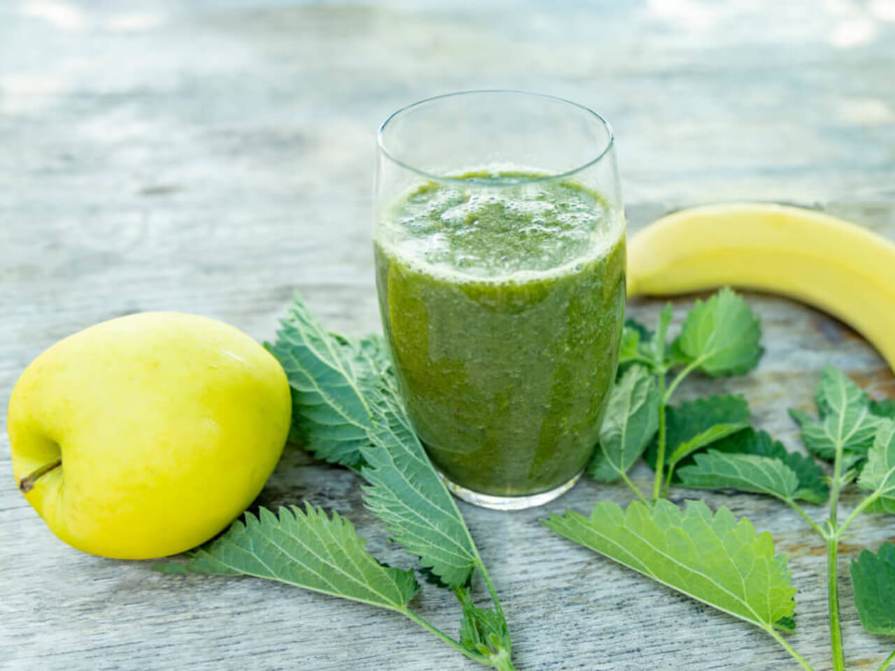 Jaro je tady: Recept na detoxikační kopřivové smoothie s medem