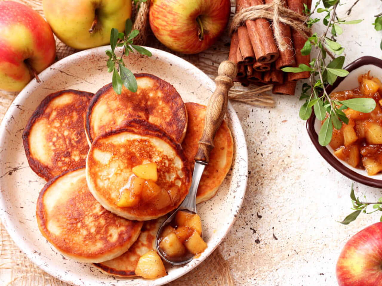 Rychlé proteinové palačinky se zkaramelizovanými jablky a skořicí
