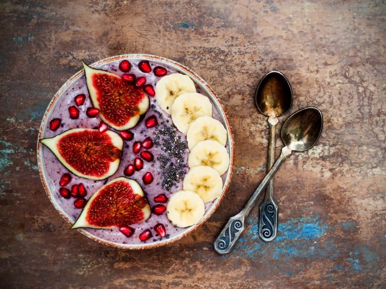 Zimní smoothie bowl s fíky a granátovým jablkem