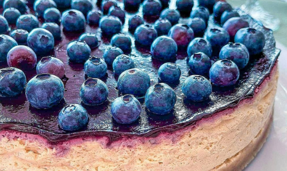 PROTEINOVÝ NEW YORK CHEESECAKE S BORŮVKAMA