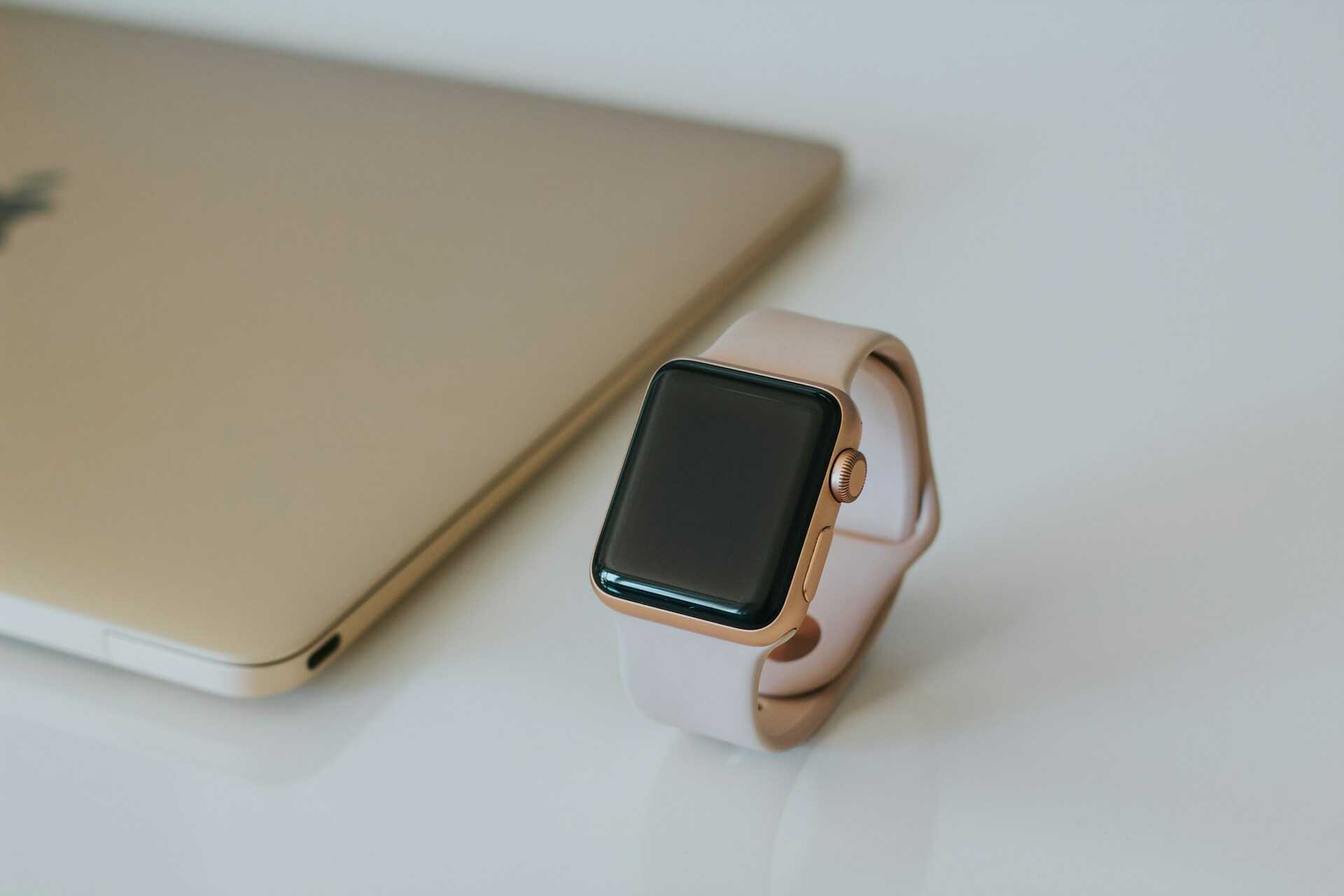 Řemínky Apple Watch 2025: Co právě letí a co si (ne)pořídit