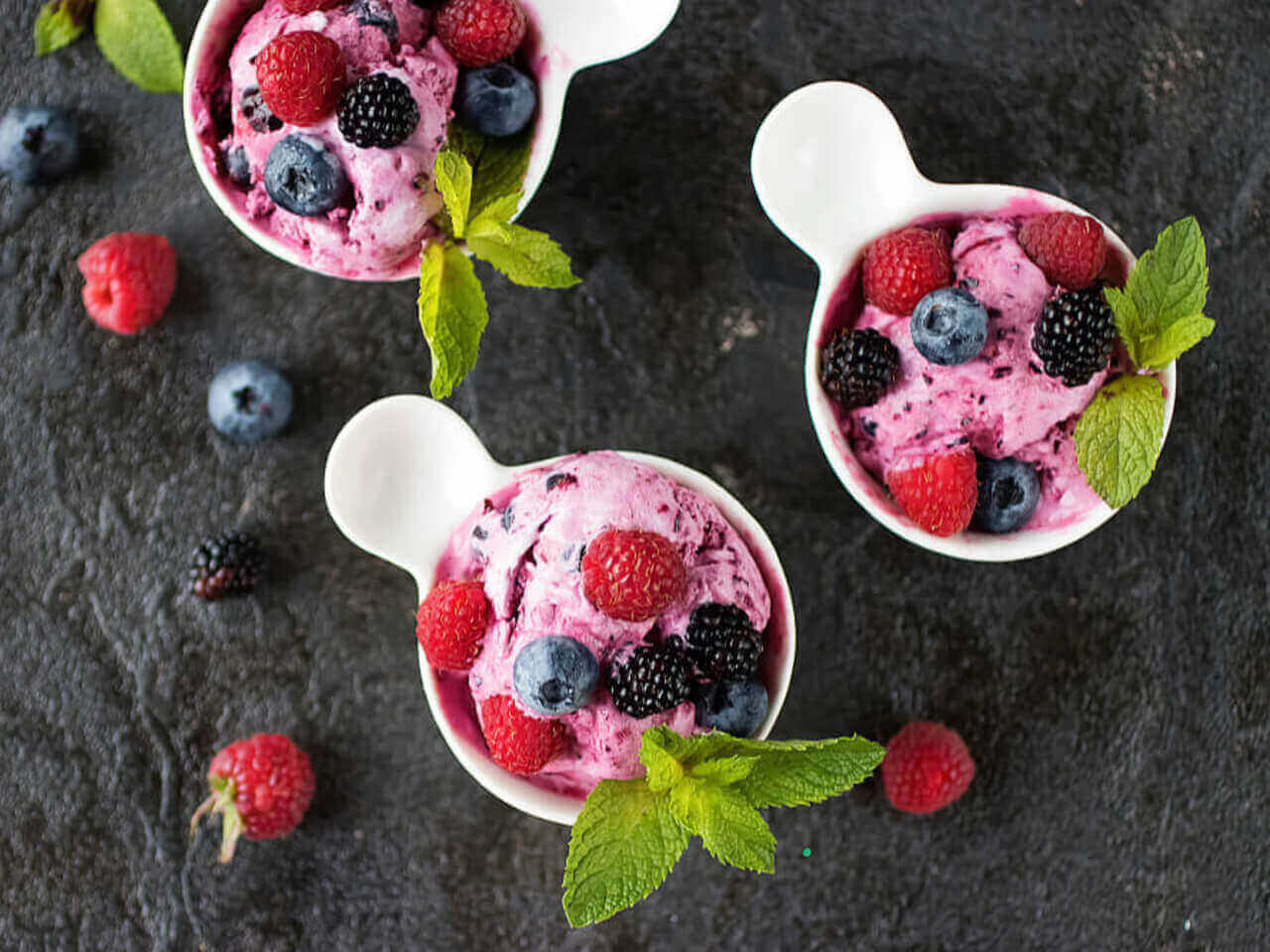 Čučoriedková proteínová zmrzlina s malinami