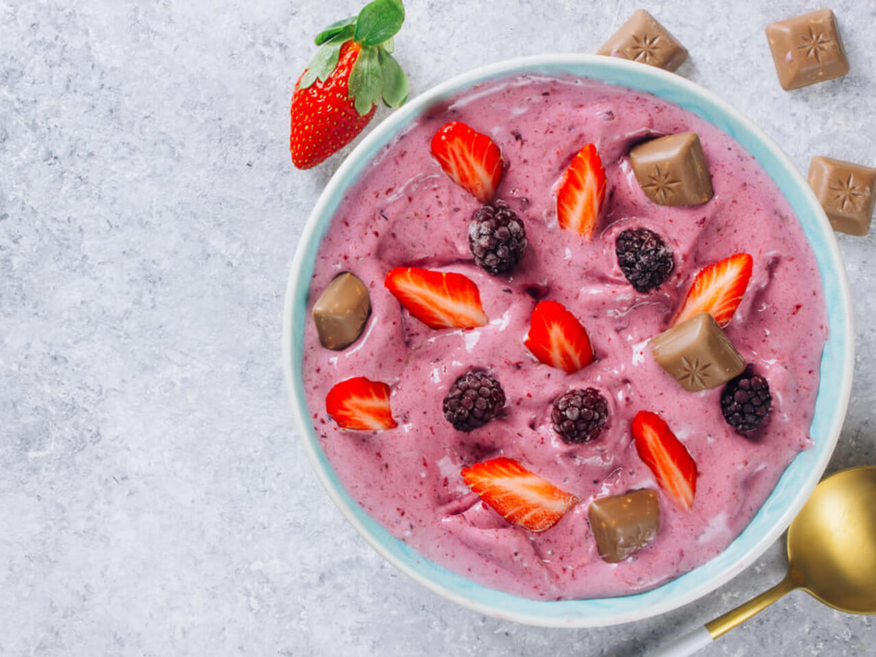 Jahodovo-černicová smoothie bowl s čokoládou