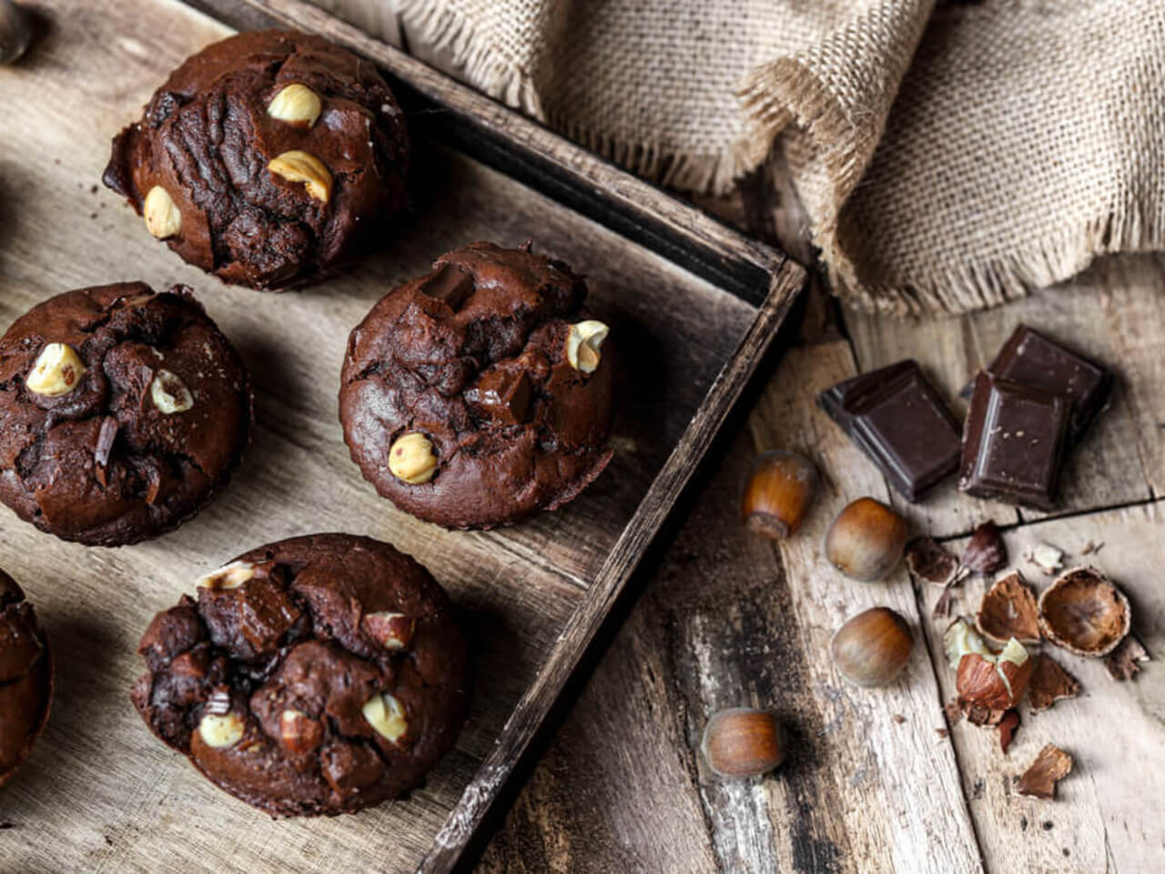 Vláčne kakaové muffiny s lieskovými orechmi