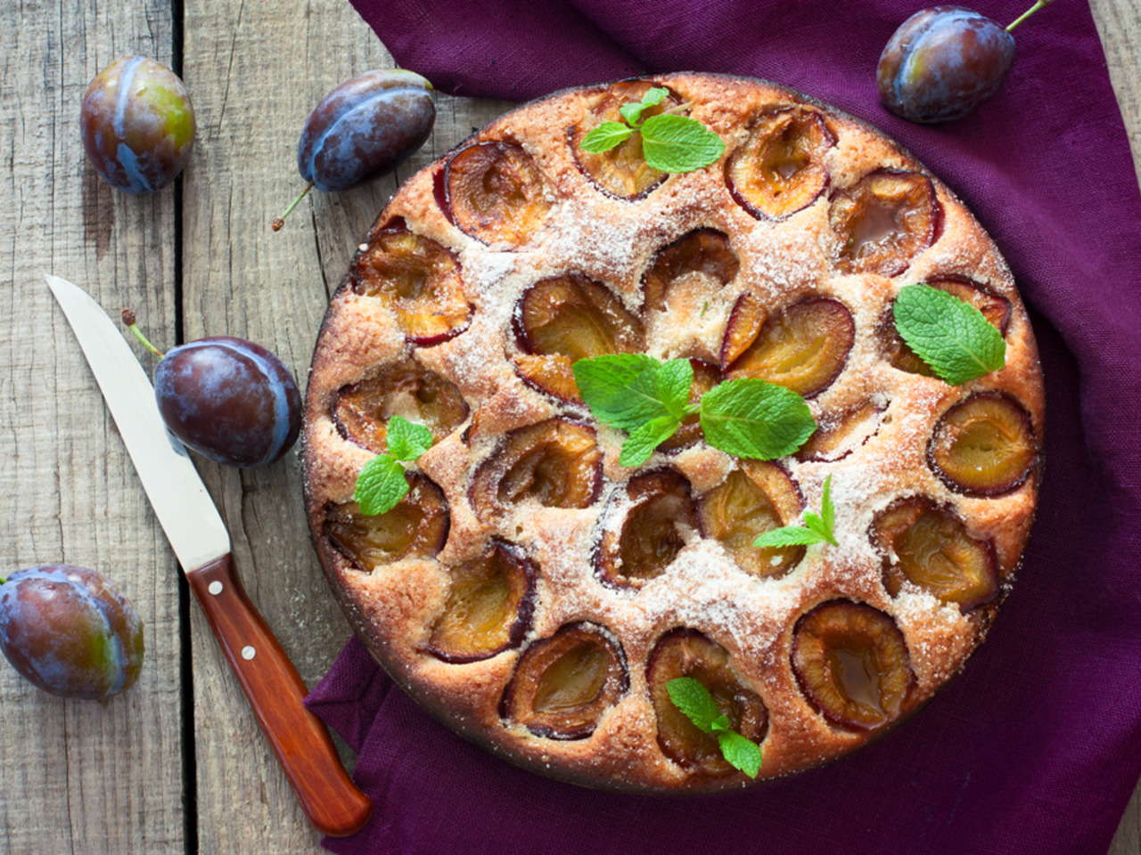 Bezlepkové pečenie: Nadýchaný slivkový koláč so škoricou