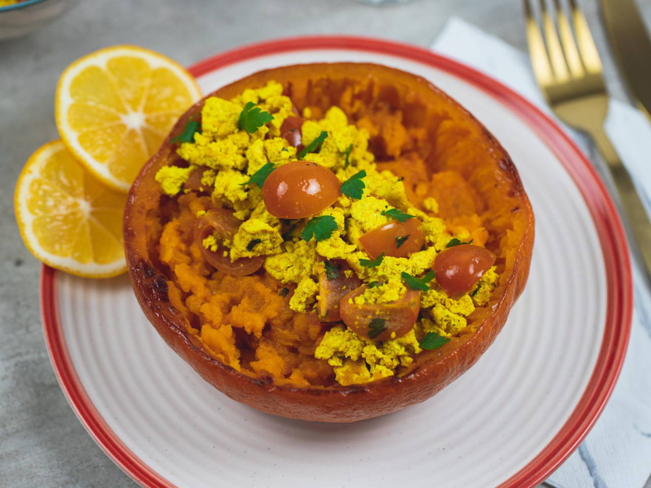 Jitkin detox: Plnená pečená tekvica s cherry paradajkami a tofu