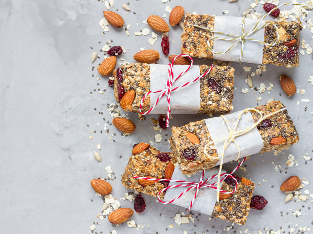 3x recept: Šťavnaté proteínové tyčinky plné ovocia a orechov