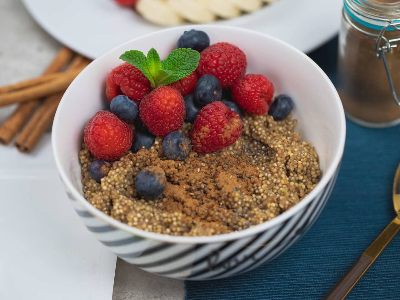 Recept plný antioxidantov: Quinoa nasladko so škoricou a lesným ovocím