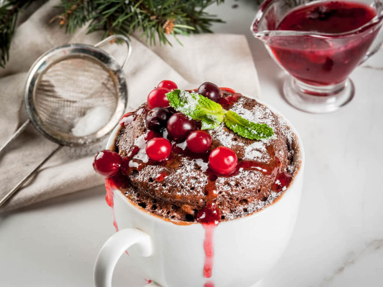 Vianočný čokoládový mugcake s brusnicovým rozvarom