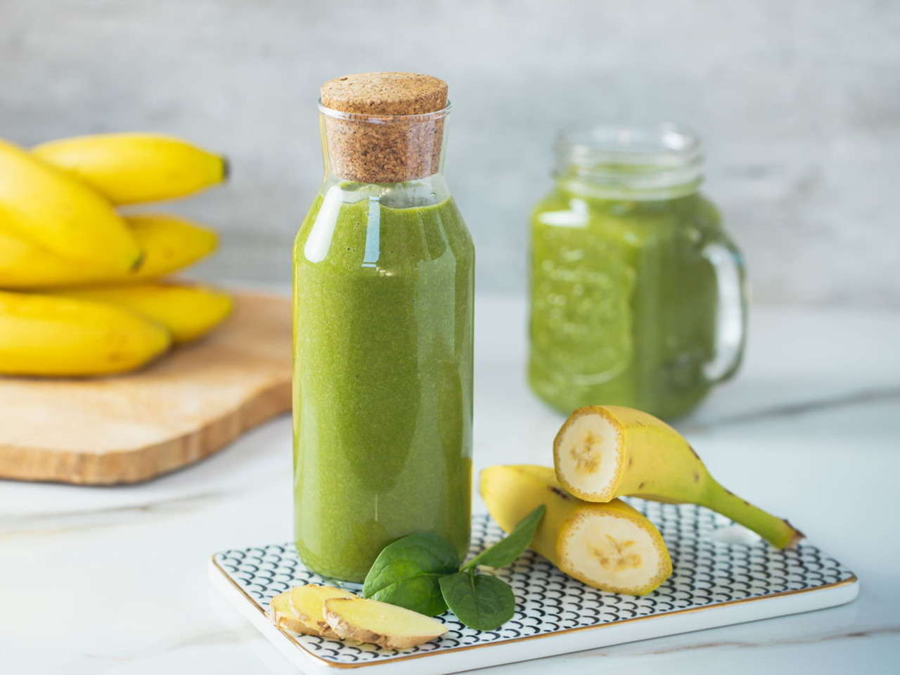 Zelené proteínové smoothie so špenátom, jablkami a banánom