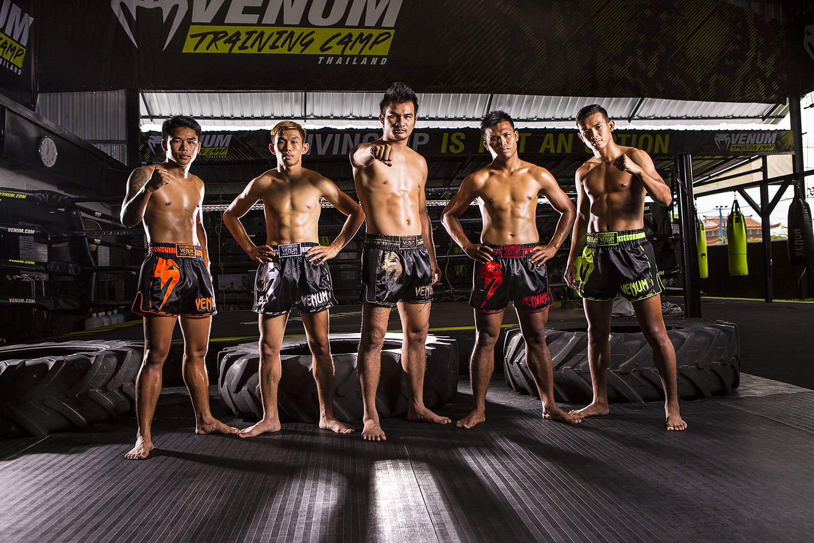 venum_giant_muaythai