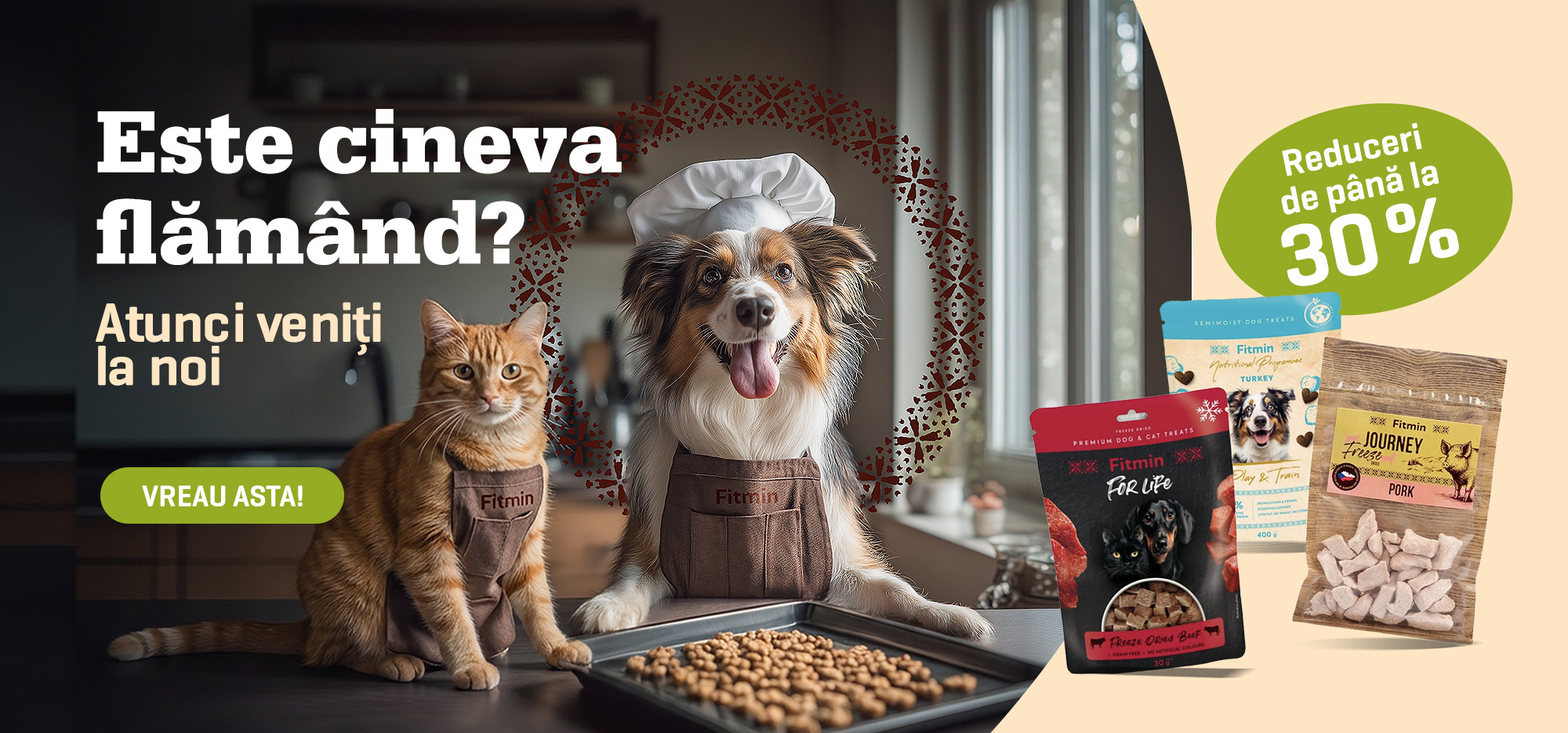 **Câine și pisică în bucătărie cu recompense Fitmin pentru câini și pisici, banner promoțional cu reduceri de până la 30%.**