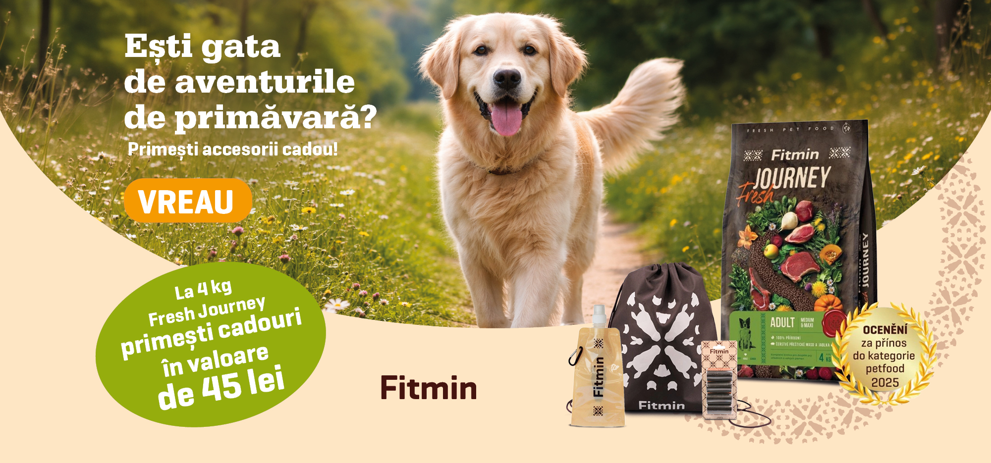 Câine pe o potecă de primăvară cu Fitmin Fresh Journey 4 kg și cadouri pentru plimbări, echipare de primăvară pentru câini