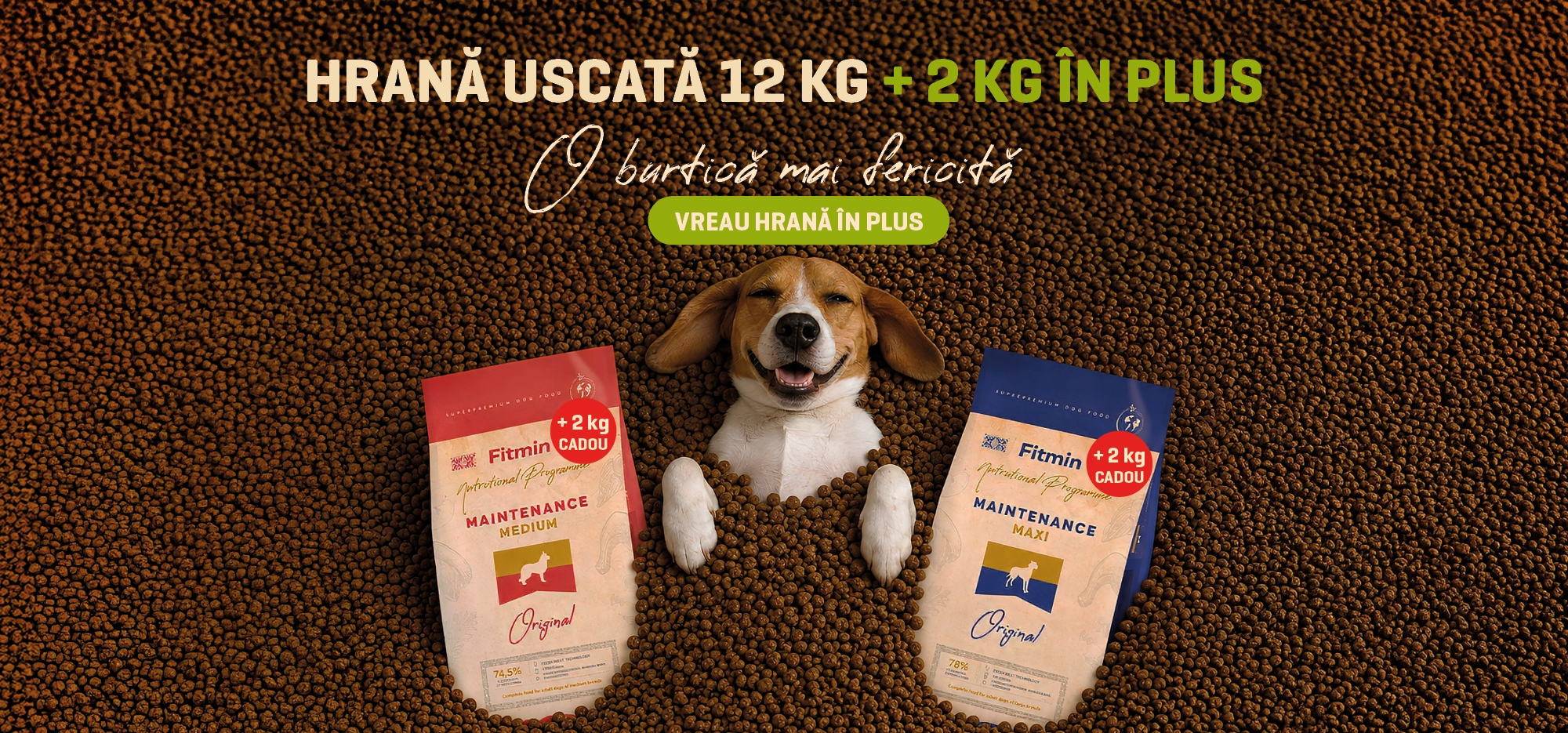 Fitmin hrană uscată pentru câini 12 kg + 2 kg cadou, câine vesel printre granule.